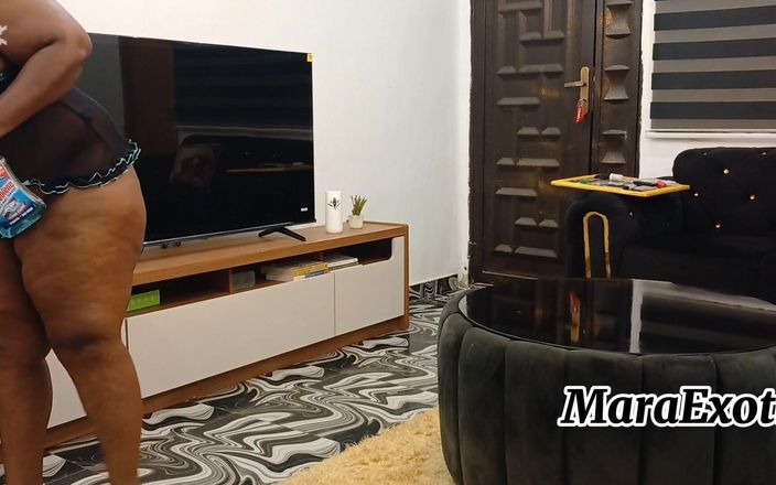 Mara Exotic: 汗だくのデブ尻黒檀のハウスメイドミッドウィークタッチアップ