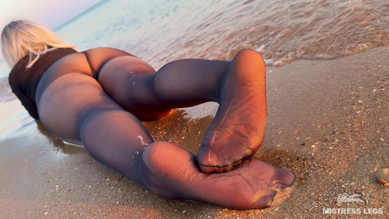 Mistress Legs: Fale morskie delikatnie całują boginię stóp w czarnych rajstopach o...