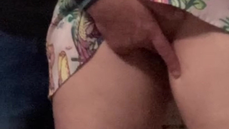 Niki studio: अजनबी challange - मैं एक अजनबी से मेट्रो में अपनी चूत में उंगली करने के लिए कहता हूं