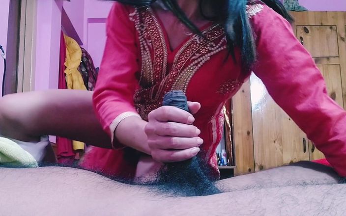 Bolly Karma: Une fille super sexy montre sa chatte et suce une...