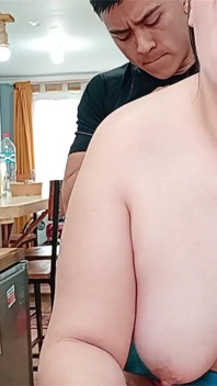 Saya tidak tahan! Ibu tiri seksi saya dengan pantat besar mengusik saya dan saya mengongkeknya di kaunter