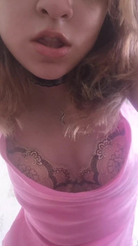 Sanfter selbstgedrehter striptease und wilde masturbation. Nahaufnahme