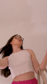 Fată frumoasă amatoare sexy studentă își expune pizda, scoțându-și chiloții albi din bumbac în baie