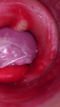 La caméra dans une chatte profonde filme une éjaculation énorme avec un préservatif coincé !