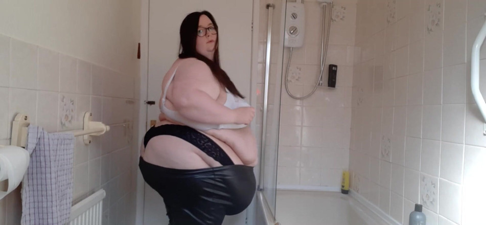 SSBBWLadyBrads: Товстушка товстушка носить шкіряні легінси та стрінги