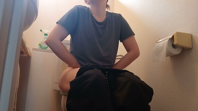 Mayumi Kanzaki: Refreshing in the Restroom