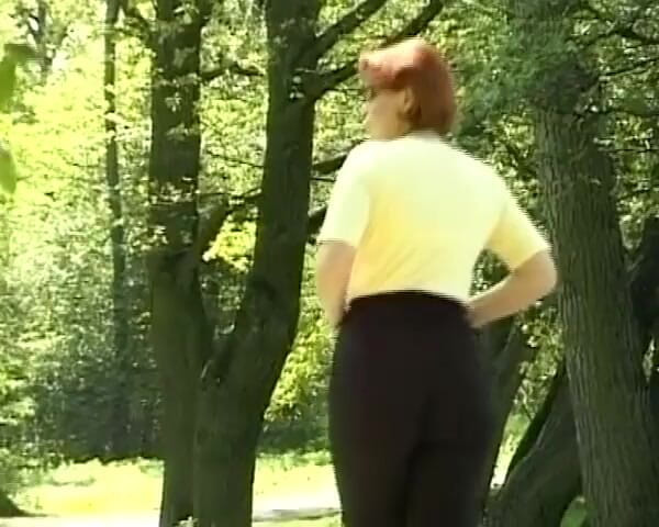 Deutsche Madchen: Mujer alemana tetona mostrando sus movimientos al aire libre