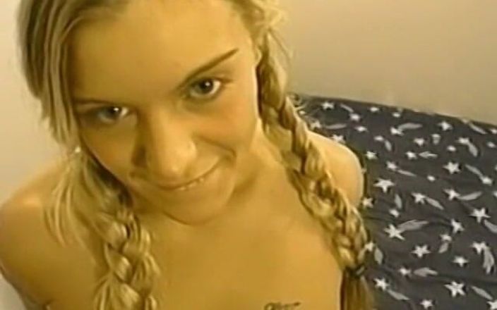 Homegrown GFs: Jenifer yarak emiyor ve sonra amını siktiriyor