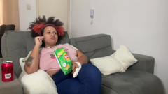 Cutiepiie Chubby: İri güzel kadın ben televizyon izlerken osuruyor ve geğiriyor