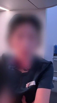 Uçuş görevlisi ve uçak seksi boşalmanın eşiğine gelene kadar beni tekrar tekrar dikleştiriyor