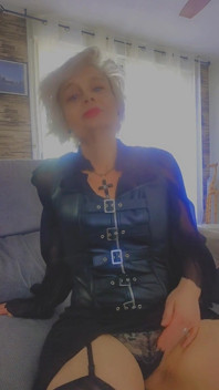 Sophie Sexy On Fire Di Pantat