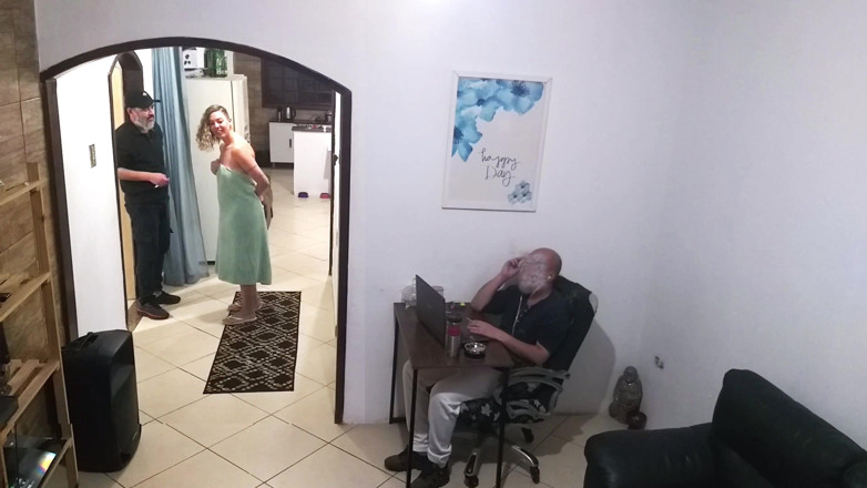 Gabi SweetCouplesStories: Mientras el esposo trabaja, la esposa en una toalla saluda...