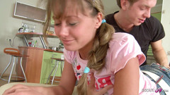 Full porn collection: Blonde magere tiener wordt vastgebonden en anaal geneukt door stiefbroer