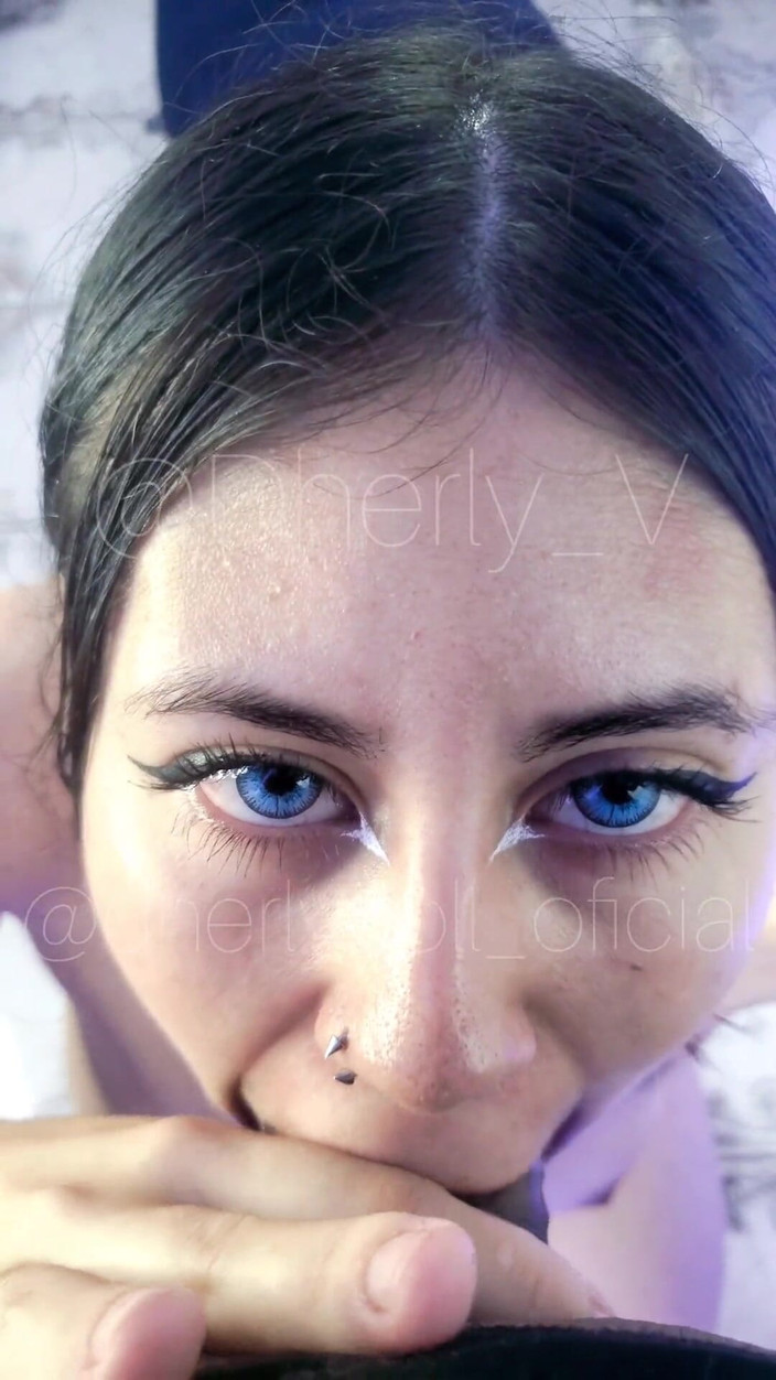 DherlyDoll: 友人の美しい義理の妹が優しいフェラチオの視点をくれる