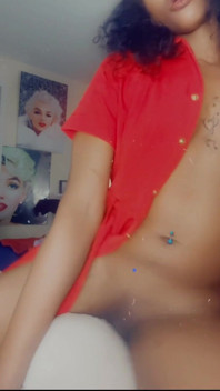 Sexy ebano magro con bei capezzoli macina fino all'orgasmo