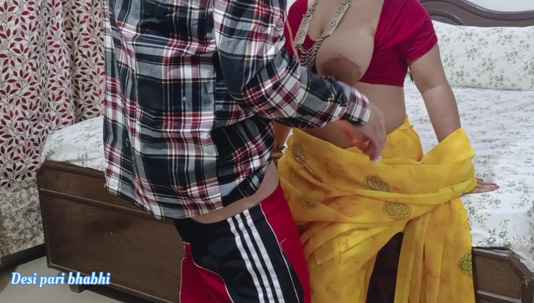 Desi Pari Bhabhi: Портной трахает горячих индийских женщин в его магазине. Хинди аудио видео