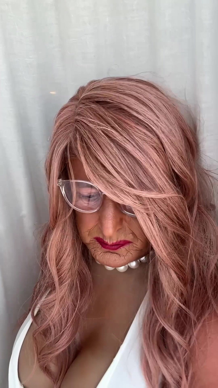 Kellycd2022: Travestit sexy Kellycd2022 în rochie albă sexy și tocuri