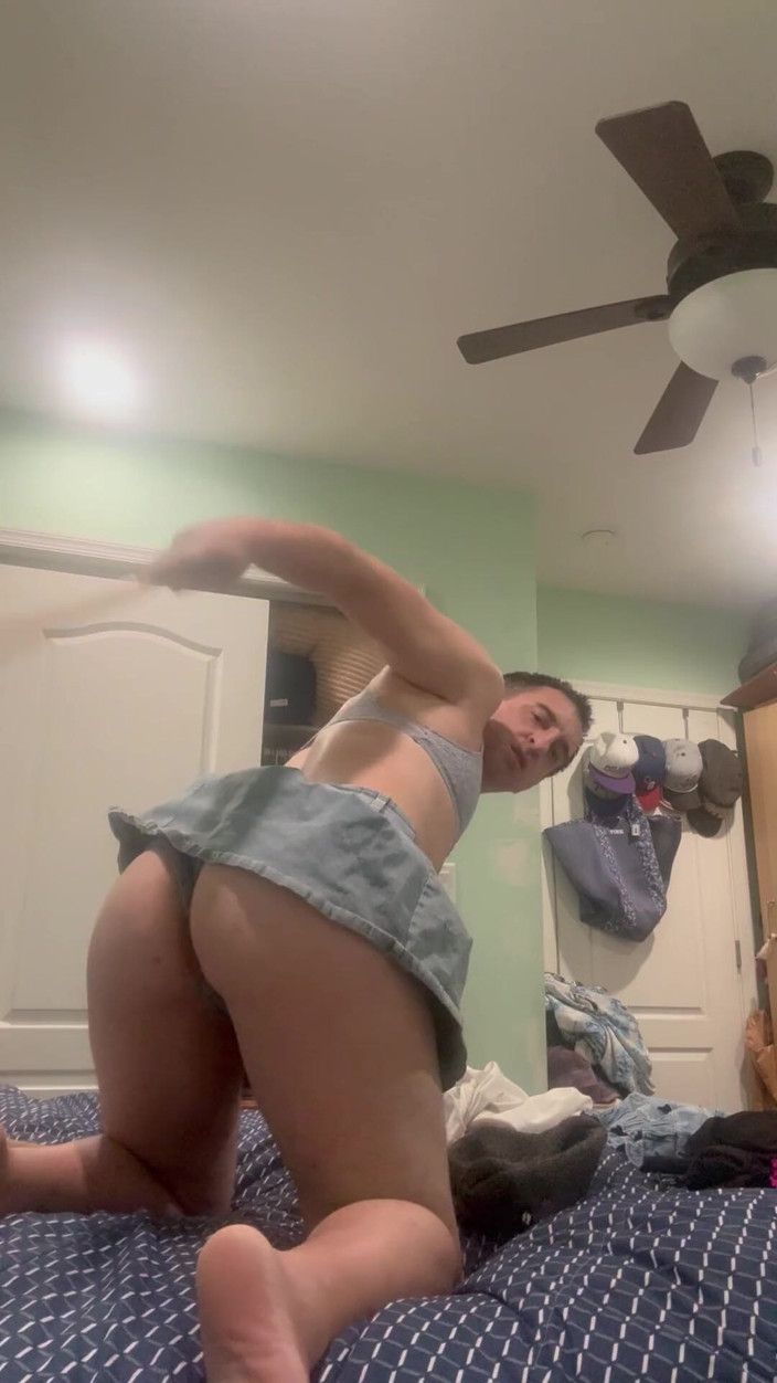 TakeMe35: Sissy pieprzy własny tyłek