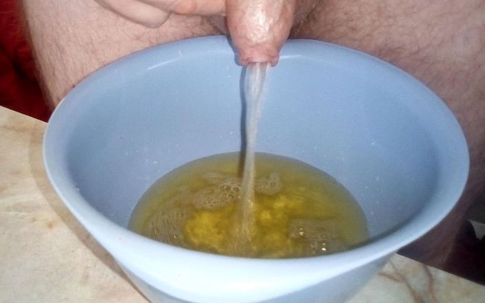 Sex hub male: 约翰在塑料碗里撒尿时的特写