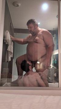 Nevlastní otec mě šuká v koupelně