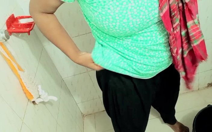 Riyamoni: Aku sama abang tiriku di kamar mandi.