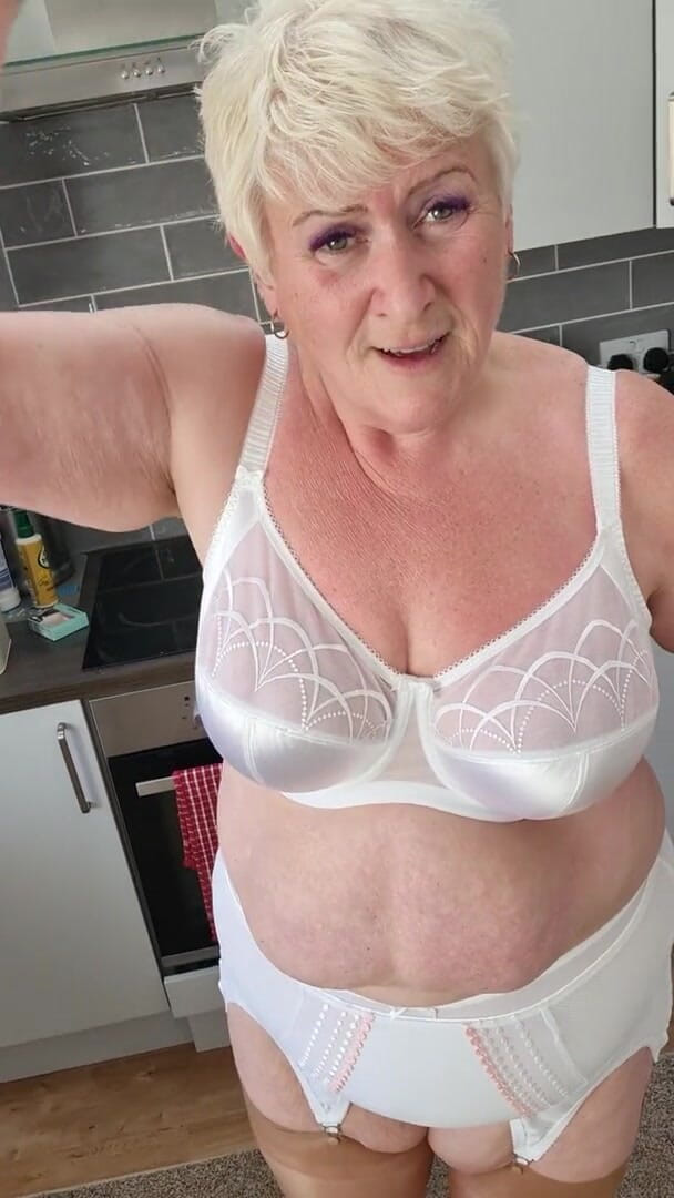 Uk Joolz: Climbing that kitchen worktop again