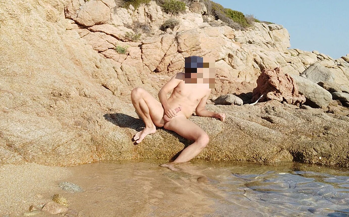 CumPearls: Pria muda ngocok di pantai terpencil