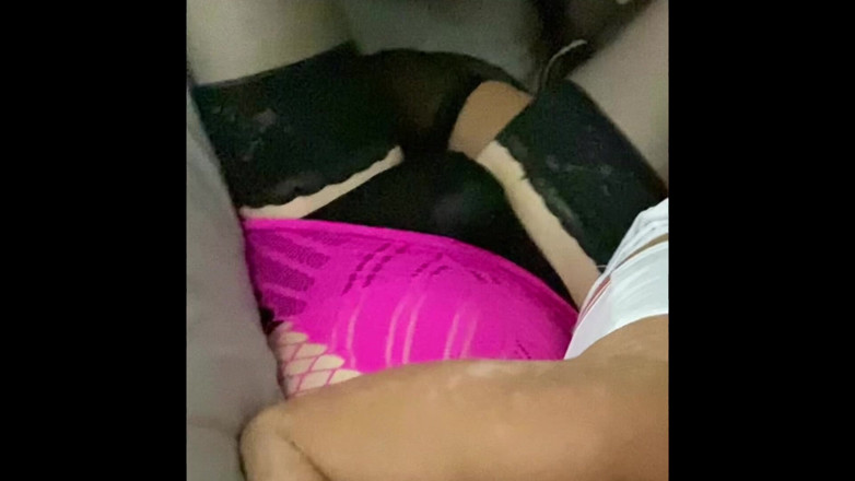 MadisonCD2025: MILF-stiefmutter mit strap-on benutzt ihre transvestiten-stieftochter zum oralen vergnügen Dann...