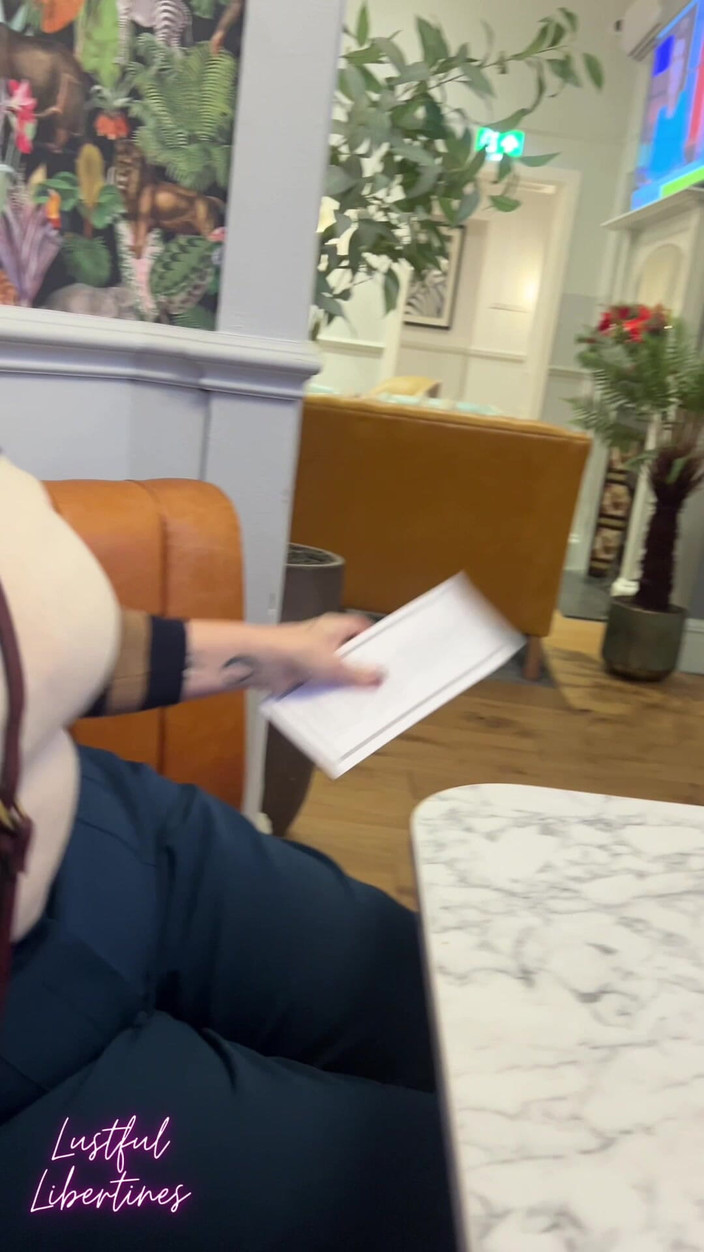 Lustful Libertines: Я не впевнений, що моя колега помилково надіслала мені своє відео.