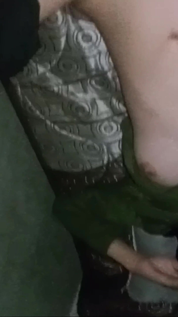 KingLeo: Esse amigo de buceta apertada é muito bom para ser espancado...