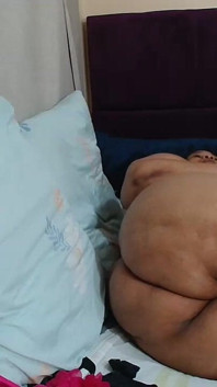 MILF montel super saiz hitam mengusik dan menyembah pantat