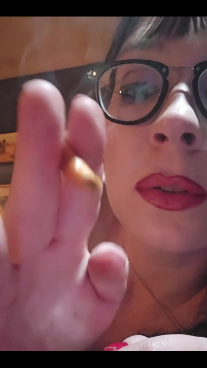 MistressThrope: Solo fumando en mi habitación