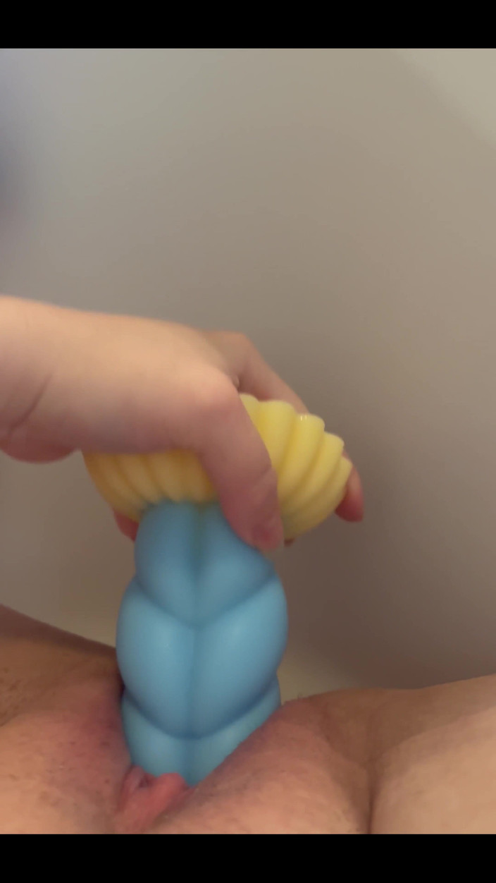 Naughty Mila: Se vuoi vedere questa figa si sta riempiendo sai cosa...