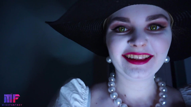 Miss Fantasy: Lady Dimitrescu va te baiser. Cosplay. Village resident evil.