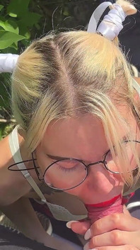 POV-camera. Een student gaf een pijpbeurt aan een vreemde in een collegepark en kreeg sperma in haar mond