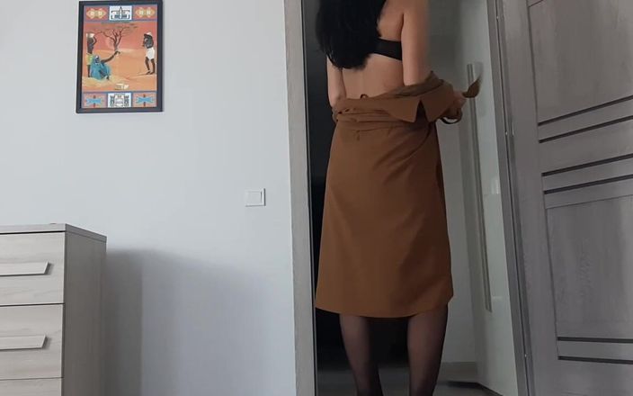 Hot Wife Nikole: Štíhlá brunetka v bezešvých punčochách na vysokých podpatcích svádí.