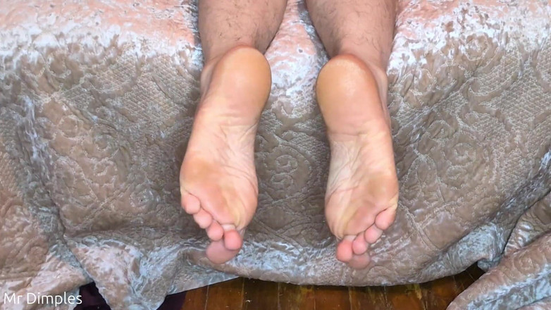Mr Dimples: In mostra i miei calzini e suole!