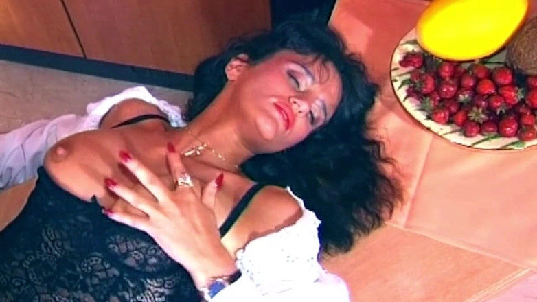 EroticOnlyClips: Bancone in cucina leccate di figa e colpi di follia...