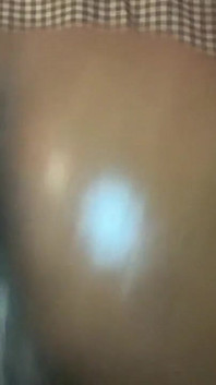 Quente pequena gata balançando sua bunda quente oleada e massageando-a