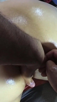 Esse cu está com muita fome e precisa de ambas as mãos dentro