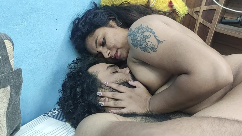 Vaigavarun45: Casal indiano com peitos chupa esposa e marido curtindo sexo...