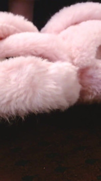 Zehen wackeln, rosa flauschige pantoffel