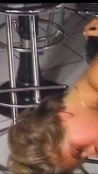 Jonge slet in kont geneukt, vervolgens gepist en ondergespoten in de mond door een enorme vintage pik