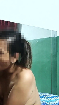 Sex pentru sfaturi cu o femeie bordel; Îi place să sugă și să fută pulele băieților mai tineri