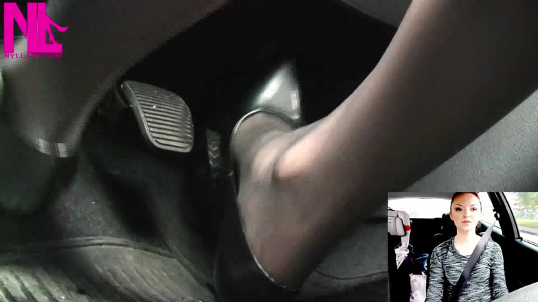 Nyllady: グレーのパッテントパンプスを履き、ホースをかけた足で運転している