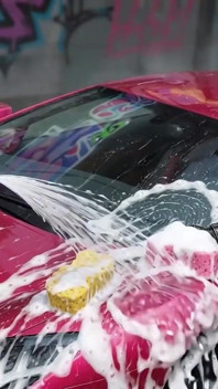 Jinx a já jsme viděli, jak myje červené Ferrari mokré a pěnivé