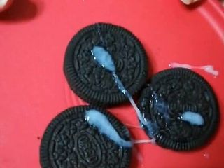 TheArtOfCum: - Mám mléko? Oreos a mrdka - Stříkání na jídlo 1