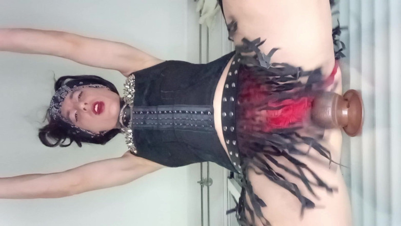 Penelopene27: Travestit călărește tare pula