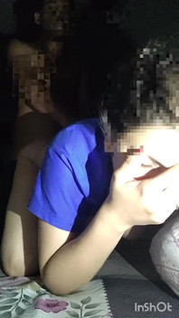Stiefmutter sitzt auf der couch und hat spaß