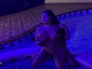 Bigboobssex: Pieprzę moją indyjską przyrodnią siostrę w jacuzzi, aż osiągnie orgazm